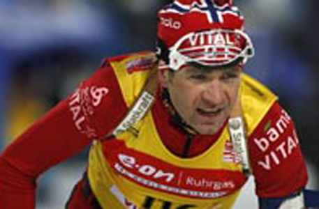 Стартовую гонку Кубка мира выиграл норвежский лыжник Хафсас