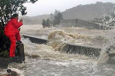 Оползни и разливы рек в Японии унесли жизни пяти человек