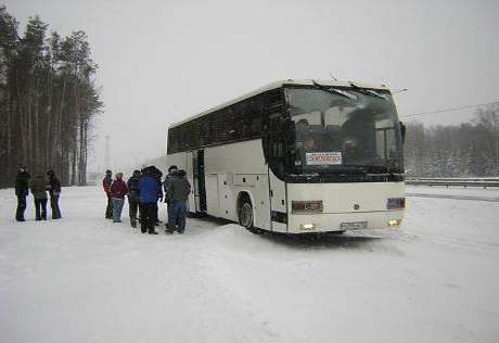 Акмолинские дорожные полицейские спасли 25 пассажиров замерзшего автобуса