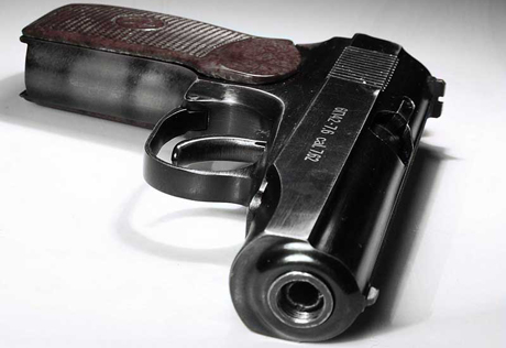 В Смоленской области мужчина застрелился из милицейского пистолета