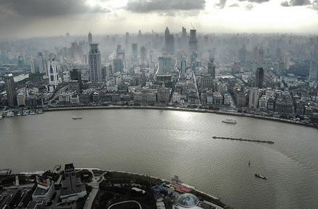 Упавшая в Шанхае многоэтажка осталась целой 