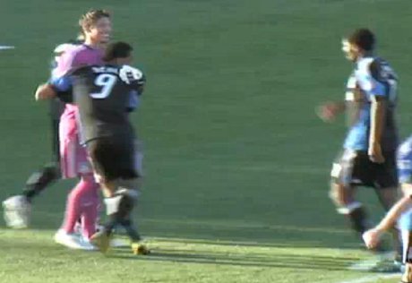 ВИДЕО: Вратарь-дебютант забил гол "Вест Бромвичу" ударом через все поле