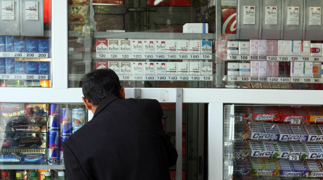Аким Караганды предложил запретить продажу сигарет в газетных киосках