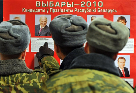 Спецназ избил двух кандидатов в президенты Беларуси