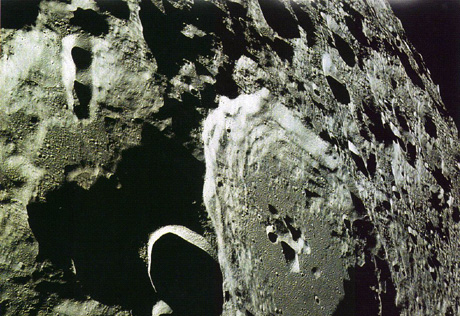 Китай получил фотографии поверхности Луны со своего спутника