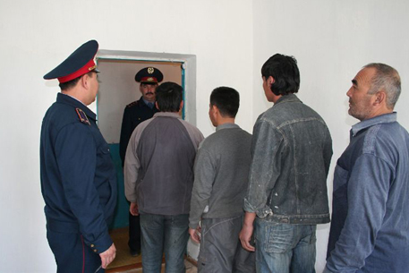 На юге Казахстана задержали 100 нелегалов из Киргизии