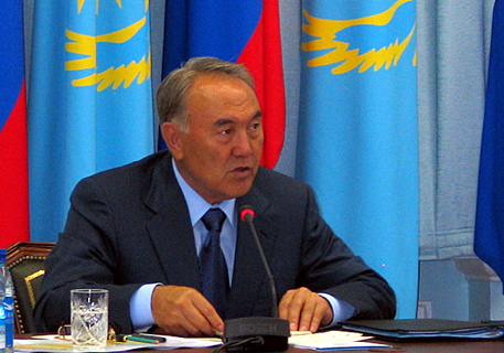 Закон о лидере нации вступил в силу без подписи Назарбаева