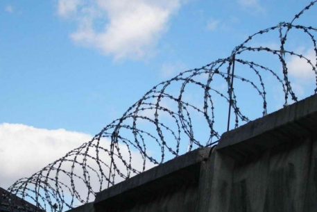 В результате бунта в тюрьме Ямайки пострадали 45 человек
