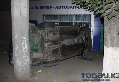Пьяный водитель Subaru протаранил магазин в Алматы