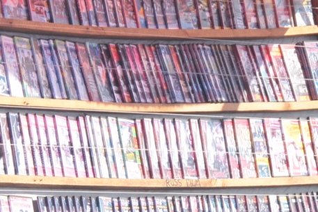 В ряде крупных московских магазинов нашли пиратские диски