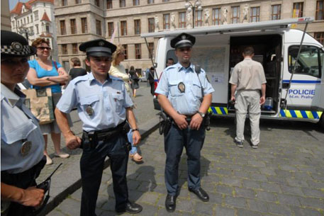 В Праге задержали взявшего заложников грабителя банка