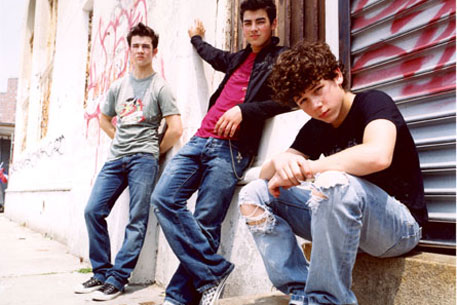 Группа Jonas Brothers лидировала в чарте Billboard 200
