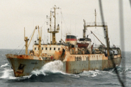 Терпящий бедствие в Беринговом море траулер взят на буксир
