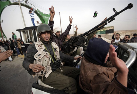Войска Каддафи нанесли авиаудар по Бенгази