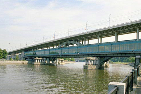 Несколько человек спрыгнули с моста в Москву-реку