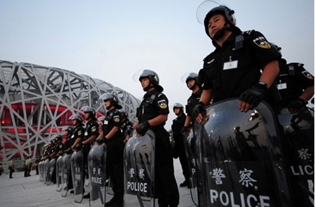 Китайские рабочие 4 дня удерживали в плену чиновника 