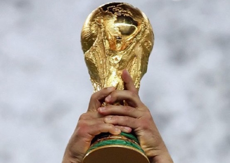 Кубок мира по футболу привезли в Москву на три дня