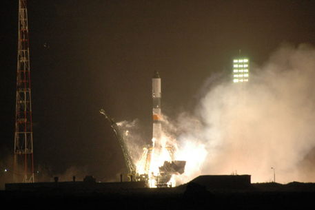 В Плесецке запустили два военных спутника и аппарат "Гонец-М"