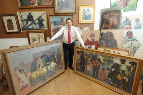 Британец нашел на своем чердаке коллекцию из ста картин