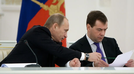 Медведев и Путин потеряли позиции в рейтинге доверия россиян