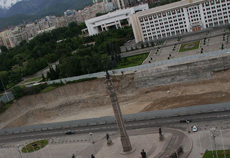 Торговый комплекс на главной площади Алматы урезали в пять раз