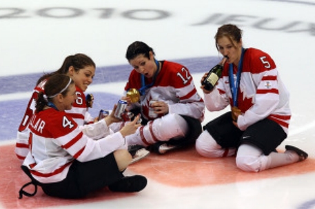Канадские хоккеистки извинились за распитие алкоголя на Олимпиаде
