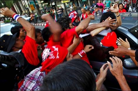 Власти Таиланда заблокируют "городок" оппозиции в Бангкоке