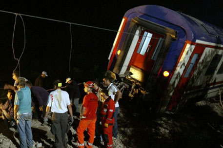 В Турции с рельсов сошел пассажирский поезд 