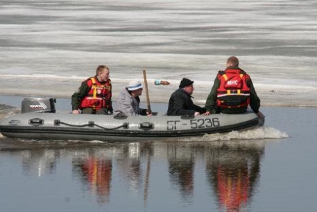 В Финском заливе спасли оказавшихся на льдине рыбаков