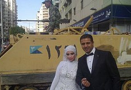 Пара демонстрантов сыграла свадьбу на площади Тахрир