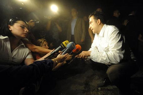 Запустившего ботинок в Саакашвили посадили на семь лет