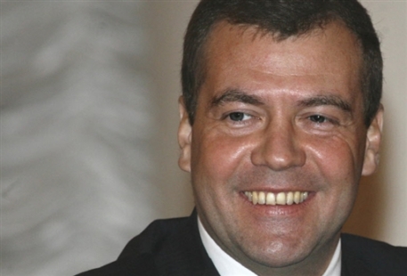 Медведев разрешил беспошлинные поставки нефти в Белоруссию