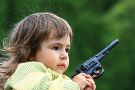 В США трехлетняя девочка застрелила младшего брата