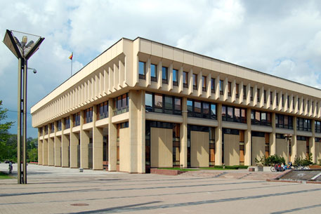 Пенсионеры Литвы пригрозили взорвать здание парламента