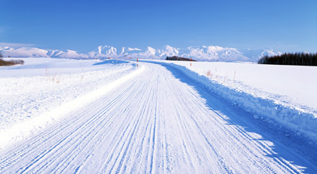 Из-за морозов на дорогах ВКО ограничено движение автотранспорта