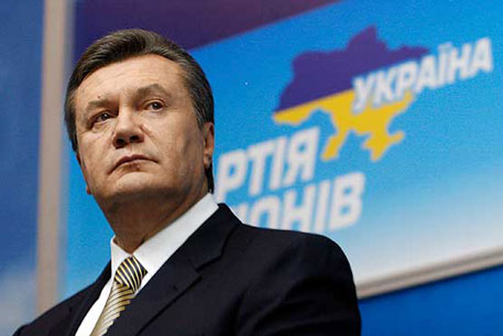 Янукович перенес операцию на правом колене