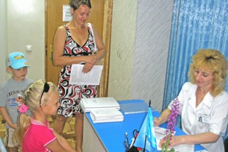 Украинских школьников обязали посещать врачей с родителями
