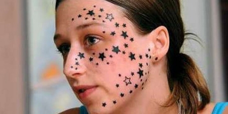 Уснувшей девушке сделали 56 татуировок на лице