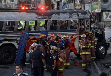 По подозрению в подрыве автобуса в Гватемале задержана девушка