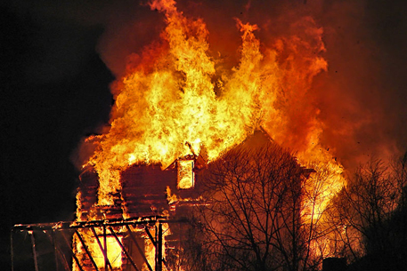 В Костромской области загорелись семь жилых домов и почта