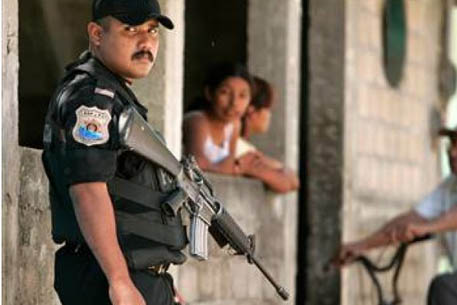 В Мексике 10 полицейских погибли в устроенной наркомафией засаде