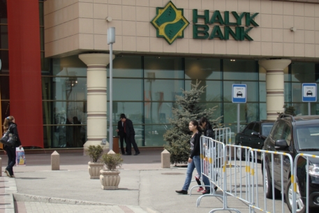Казахстанские банки потеряли 13,5 миллиарда долларов