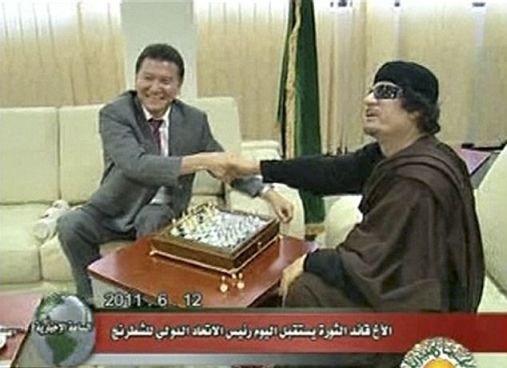 Каддафи сыграл в шахматы с Кирсаном Илюмжиновым
