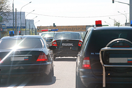 Лужков предложил убрать спецсигналы с автомобилей чиновников