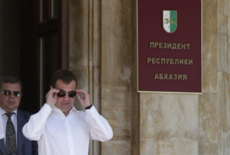 Грузия назвала визит Медведева в Сухуми "циничным актом"