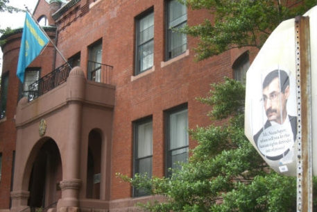 Перед посольством РК в Вашингтоне появился плакат с портретом Жовтиса