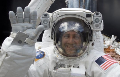 Астронавт Майк Массимино сделал первую запись в блоге Twitter из космоса