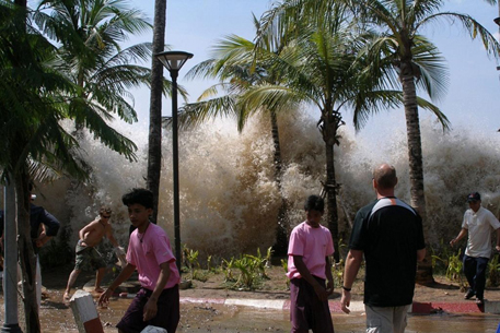 Число жертв цунами в Индонезии возросло до 450 человек