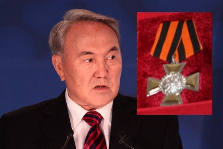 На юбилей Назарбаеву подарят крест с бриллиантами