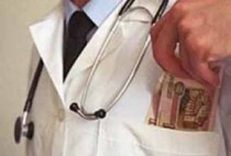В Приморье медики вымогали деньги у онкобольных